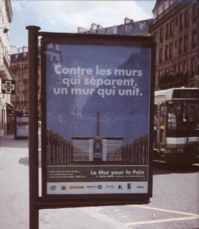 Panneau publicitaire : Contre les murs qui séparent, un mur qui unit (le mur pour la Paix)