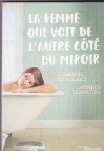 La femme qui voit de l'autre côté du miroir